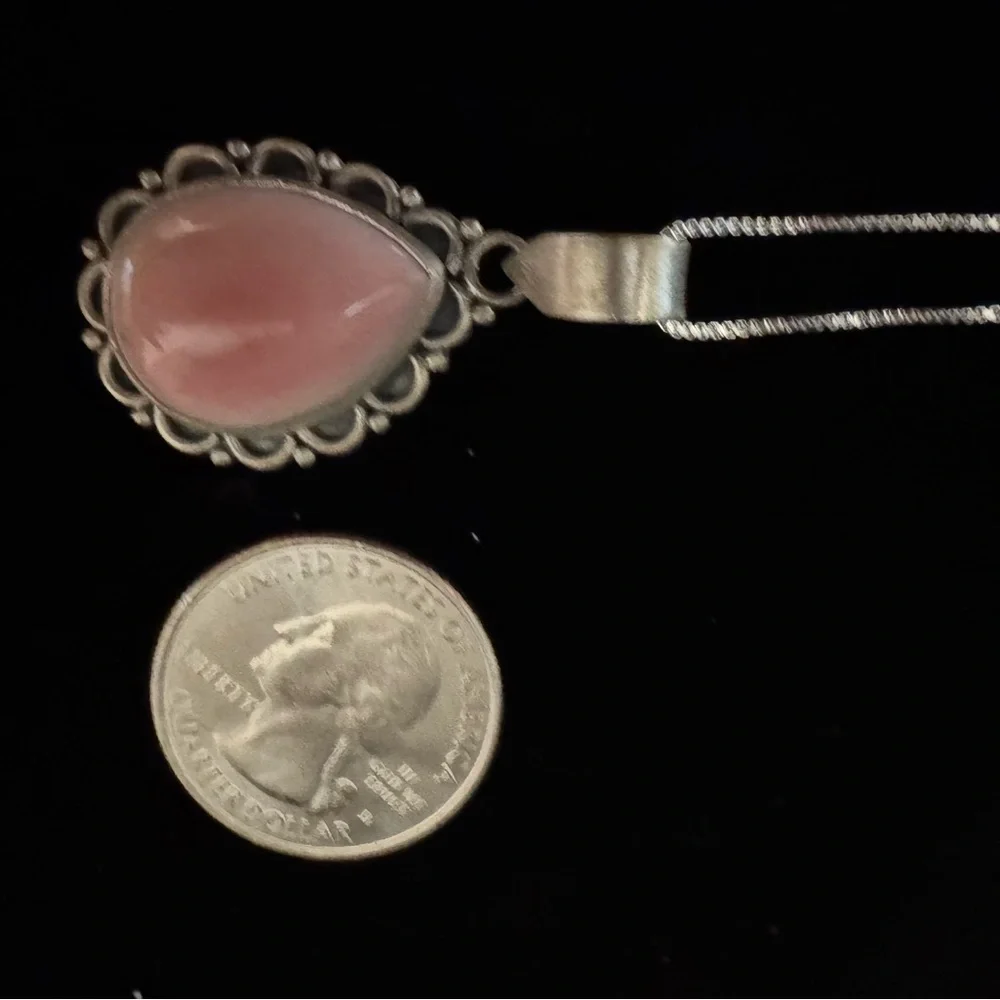 Elegant‎ genuine Pink conch Teardrop Pendant Necklace in sterling silver setting